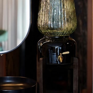 Dispensador de agua de cerámica negra ébano. Estilo artesanal. Incluye soporte de madera y grifo. Diseño moderno/loft.