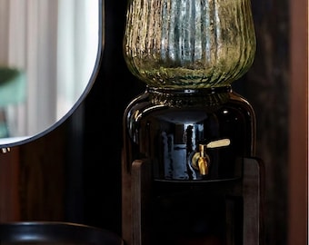 Ebbenhouten zwarte keramische waterdispenser. Artesische stijl. Inclusief houten standaard en spie. Modern/loftontwerp.