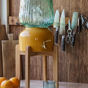 Dispenser d'acqua in ceramica color giallo zafferano con supporto in legno, vaso decorativo color senape per la cucina, regalo unico per l'inaugurazione della casa.