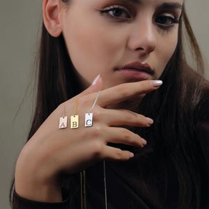 Delicado collar con etiqueta inicial, collar con colgante de letra grabada personalizada en cadena de caja, regalos de dama de honor, collar con letras, regalo para mamá,