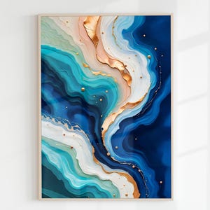 Könnte beinhalten: Abstrakter Kunstdruck mit fließenden, geschichteten Formen in Blau-, Türkis-, Weiß- und Goldtönen. Das Kunstwerk hat einen Aquarelleffekt mit goldenen Akzenten und kleinen goldenen Punkten. Der Druck ist in einem hellen Holzrahmen gerahmt.