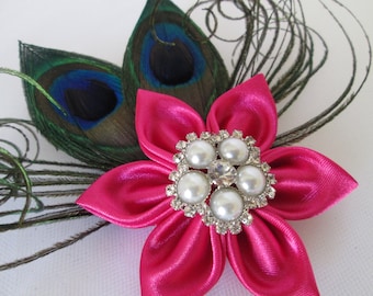 PfauEnHochzeit Fascinator, Hot Pink Kanzashi Braut Haarblume, Fuchsia Rosa Kopfstück, Vogelschal Schleier, Fee Hochzeit