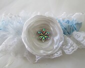 Leichte blaue Ballkleid Strumpfband, weißer Spitze Strumpfband, etwas Blaues Braut Strumpfband w / Rose, AB Crystal Bling & Federn