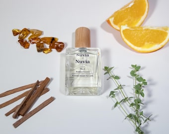 Amber Grove / Aceite perfumado sin alcohol, aroma cítrico y de madera de cedro, fragancia respetuosa con la piel, inspirada en la pera inglesa y la fresia.