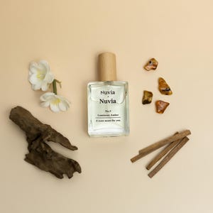 Lichtgevend amberparfum: jasmijn, amber, engelwortel, musk en houtachtige noten, warme en elegante geurolie, ontspannende en geruststellende geur