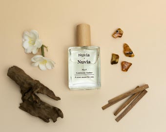 Perfume Ámbar Luminoso: Jazmín, Ámbar, Raíz de Angélica, Almizcle y Notas Amaderadas. Aceite aromático cálido y elegante. Aroma relajante y reconfortante.