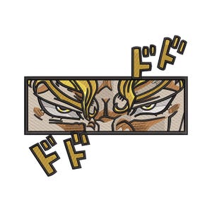 Peut inclure: Motif brodé représentant les yeux et les cheveux d'un personnage, encadrés dans un rectangle. Les yeux du personnage sont jaunes et les cheveux dorés. Du texte japonais doré est placé au-dessus et en dessous du rectangle. Fond blanc.