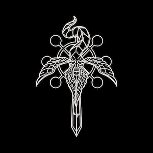 Könnte beinhalten: Weißes Strichkunst-Design auf schwarzem Hintergrund. Das Design zeigt eine zentrale, symmetrische Anordnung mit einer schwertartigen Form am unteren Ende, Flügeln und einem schädelartigen Gesicht. Das Design hat ein gotisches oder Fantasy-Thema.