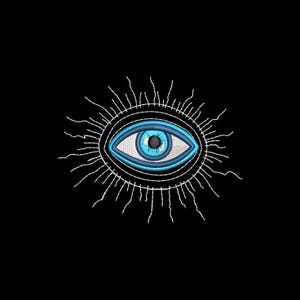 Puede incluir: Diseño de ojo bordado con detalles azules y blancos sobre fondo negro. El ojo presenta un iris azul, reflejos blancos y un contorno blanco con líneas radiantes, creando un efecto visual llamativo.