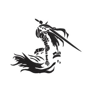 以下が含まれることがあります： 長い剣を持った戦士の姿の黒い刺繍デザイン。 姿はダイナミックなポーズで、流れるようなマントと詳細な鎧が特徴です。 デザインは白い背景に設定されています。