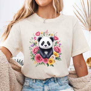T-shirt con grafica panda e fiori, maglietta panda carina, maglietta panda floreale, maglietta con animali adorabili, design natura e panda, maglietta floreale primaverile