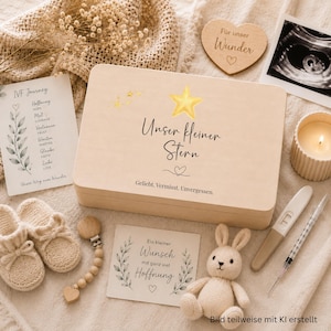 Könnte beinhalten: Eine rechteckige, helle Holzbox mit einem gelben Stern-Motiv und dem Text Unser kleiner Stern, Geliebt, Vermisst, Unvergessen. Die Box ist umgeben von einem gestrickten Häschen, Babyschuhen, einem Schnullerhalter, Karten und einer Kerze.