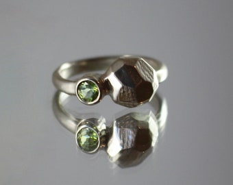 Faceted Boulder Ring w Peridot