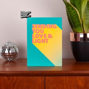 Ik stuur je liefde en licht mooie gewaagde liefdeskaart, Levendig oprecht bericht op de kaart, Vriendelijkheid tonen, Doordachte geruststellende wenskaart