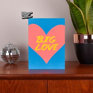 BIG LOVE biglietto d'auguri colorato con amore, messaggio di auguri vibrante e sentito, mostra gentilezza, biglietto d'auguri premuroso e confortante, grassetto, caratteri grandi