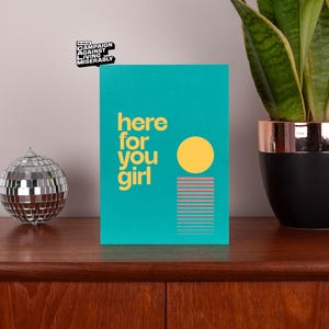 Here For You Girl vivace biglietto di amicizia, messaggio di supporto, messaggio di biglietto colorato e sentito, messaggio di rassicurazione, premuroso, carattere grande