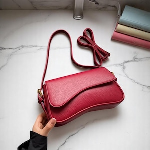 Rote Lychee Leder Umhängetasche | Minimalistische Klappen-Schultertasche | Alltags Sling Bag | Boho Vegan Leder Handtasche | Geschenk für Sie | Trendig