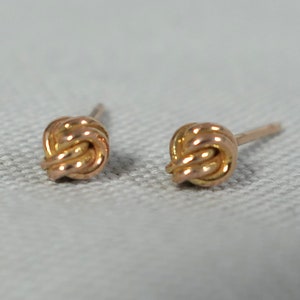 Aretes de nudo de oro rosa de 14 k Aretes de nudo náutico de oro Aretes de nudo de amor Aretes de nudo