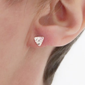 Sterlingzilveren driehoek gekrulde oorknopjes eenvoudige oorstekers eigentijdse oorbellen moderne studs alledaagse sieraden geometrische studs