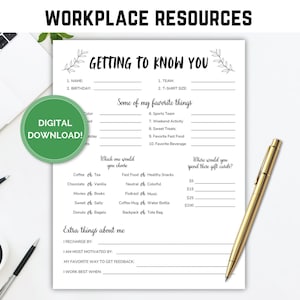 Puede incluir: Un papel blanco titulado "Getting to Know You" con secciones para rellenar. El documento incluye indicaciones para cosas favoritas y gastos de tarjetas de regalo. También se ve un bolígrafo dorado y una pegatina verde "Digital Download!"