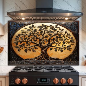 Puede incluir: Salpicadero de cocina decorativo con un diseño detallado de árbol de la vida. La obra de arte está enmarcada en un óvalo con un borde ornamentado. El árbol está representado en marrón oscuro sobre un fondo amarillo y naranja.