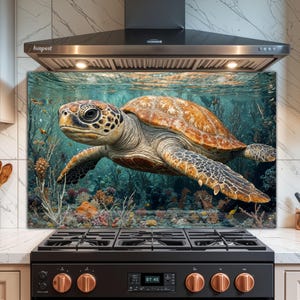 Puede incluir: Panel decorativo para cocina con una escena submarina vibrante con una tortuga marina. La tortuga tiene un caparazón marrón y beige, y el fondo muestra corales y otra vida marina.