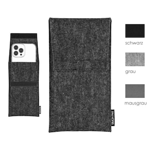 Puede incluir: Una funda para teléfono de fieltro gris con un bolsillo más pequeño en la parte delantera. La funda tiene el texto "SIMON PIKE" impreso en la esquina inferior derecha. La funda se muestra junto a tres muestras de color: negro, gris y gris oscuro.