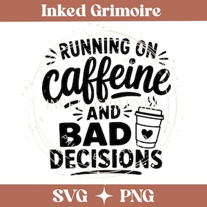 Può includere: Un design grafico nero su sfondo bianco con il testo "RUNNING ON caffeine AND BAD DECISIONS" e l'icona di una tazza di caffè con un cuore. In alto è riportato "Inked Grimoire" e in basso sono presenti le scritte "SVG" e "PNG".