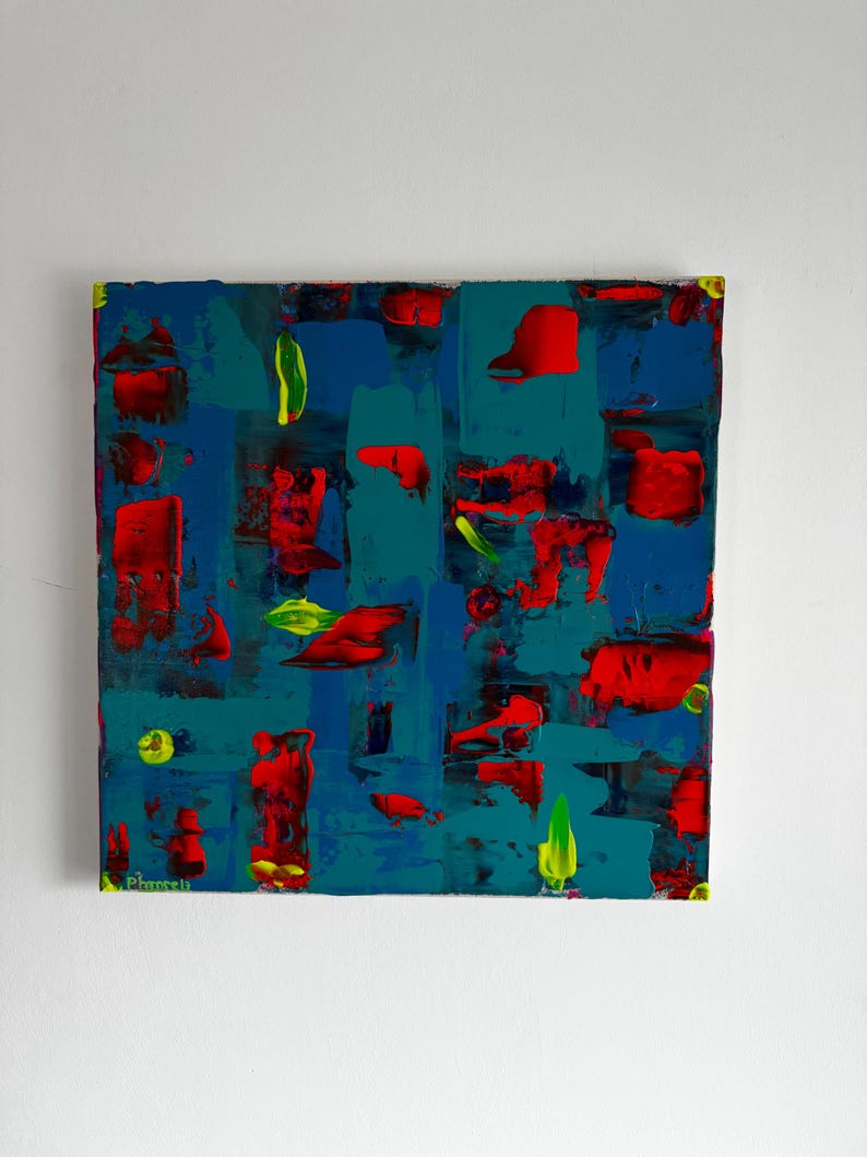 Puede incluir: Pintura abstracta de formato cuadrado. La obra presenta una superficie texturizada con pinceladas audaces en tonos azules, turquesa y rojo. Acentos amarillos y verdes a&ntilde;aden contraste. La firma del artista es visible en la esquina inferior izquierda.