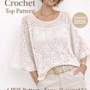 Può includere: Un top all'uncinetto color crema a trama aperta con maniche a campana. Il top è abbinato a pantaloncini beige e una cintura intrecciata. L'immagine include il testo "Boho Crochet Top Pattern" e "Trending 2025".