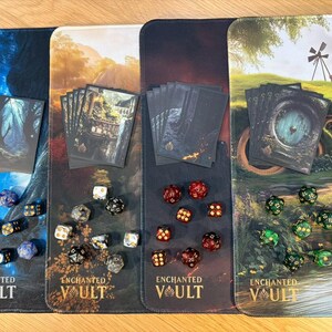 Premium MTG Spielmatte mit Seriennummer • 25 Drucke Limitiert • Inklusive Themenhüllen + Themenwürfel + Baumwolltasche + Aufbewahrungsschlauch • Verzauberter Tresor