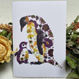 Tarjeta impresa: Diseño de pingüino y bebé a partir de una obra de arte original con flores prensadas. Tarjeta de felicitación especial para amantes de la naturaleza.