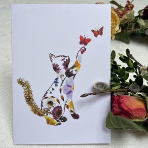 Tarjeta impresa: Tarjeta artística con flores prensadas de gatos y mariposas: Tarjeta de felicitación especial para amantes de la naturaleza