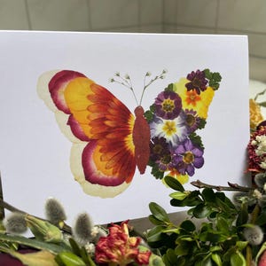 Carte d'art papillon lumineux fleurs pressées - carte de voeux botanique, impression inspirée de la nature, intérieur vierge avec enveloppe