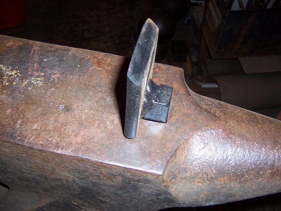 Outil robuste de coupe à chaud d'enclume de forgeron -  France