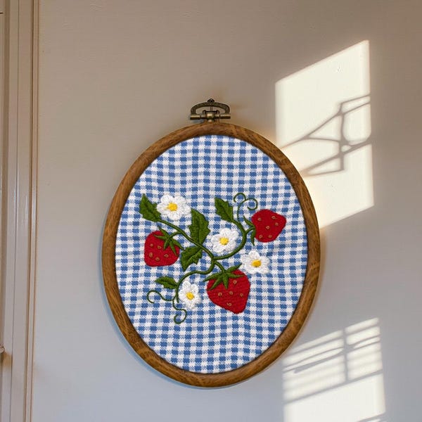 Wilde Erdbeere Stickerei Hoop Art | Cottagecore Vichykaro Wanddekor | Kokette weiche Mädchenästhetik | Vintage-inspirierter ovaler Rahmen