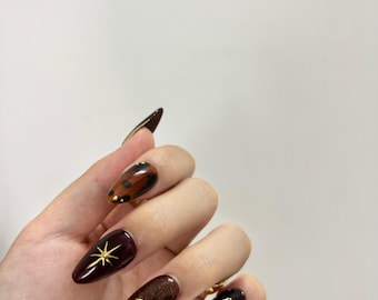 Press-on nails – tortoise shell & burgundy with gold accents | Elegant autumn-winter look