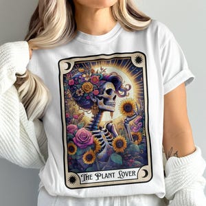 Carta de Tarô de Jardineiro Esqueleto PNG | Design de Sublimação de Amante de Plantas | Camiseta de Jardinagem de Caveira de Senhora Engraçada com Plantas Arquivo PNG | Download Digital