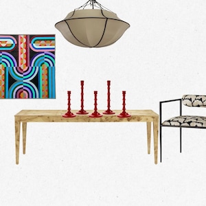 Puede incluir: Escena de comedor con una mesa de madera clara, cinco candelabros rojos y una silla estampada. Una pintura abstracta colorida cuelga de la pared. Una lámpara colgante beige cuelga sobre la mesa.