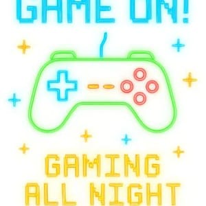 Peut inclure: Fond blanc avec les mots "GAME ON!" en bleu et "GAMING ALL NIGHT CLUB" en jaune. Une manette verte avec des boutons bleus et rouges est au centre, avec des étoiles jaunes et bleues.