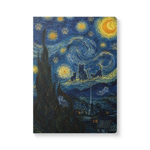 Peut inclure: Un carnet rectangulaire présentant une impression artistique bleu foncé, jaune et noire d'un ciel nocturne avec des nuages tourbillonnants, un croissant de lune, des étoiles et plusieurs silhouettes de chats intégrées à la scène.