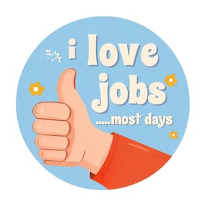 Peut inclure: Un autocollant circulaire sur fond bleu clair représentant une main faisant un geste de pouce levé. Le texte i love jobs .....most days est écrit en blanc. Trois petites fleurs jaunes sont dispersées autour du motif graphique central.