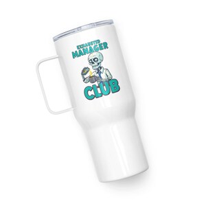 Peut inclure: Mug de voyage isotherme blanc avec une poignée. Le mug présente un dessin de squelette de dessin animé avec les mots "EXHAUSTED MANAGER CLUB" en turquoise. Le squelette tient une tasse et un hamburger.
