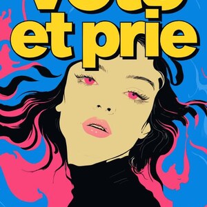 Peut inclure: Illustration de style pop art représentant une femme aux yeux et lèvres roses, et aux cheveux noirs. Le texte "vote et prie" en lettres jaunes est au-dessus de sa tête. L'arrière-plan présente des tourbillons bleus et roses.