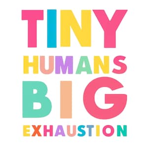 以下が含まれることがあります： 太字のサンセリフフォントで「TINY HUMANS BIG EXHAUSTION」というテキストが描かれたグラフィックデザイン。文字はピンク、黄色、水色、ミントグリーン、ピーチの鮮やかなパレットで彩られ、3つの水平な行に配置されています。