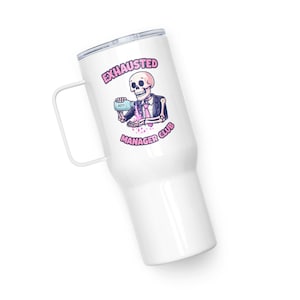Peut inclure: Mug de voyage blanc avec une poignée et un bord argenté. Le mug présente un dessin d'un squelette en costume versant d'une bouteille, avec le texte "EXHAUSTED MANAGER CLUB" en rose et violet.