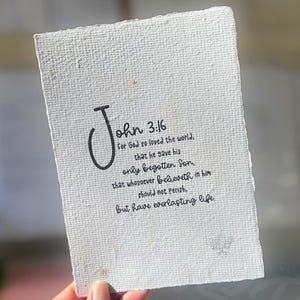 Johannes 3:16 Druck auf handgeschöpftem botanischem Papier | Für Gott, den wir so geliebt haben, ist der Bibelvers fertig zum Einrahmen | Christliche Wohnkultur | Schriftkarte