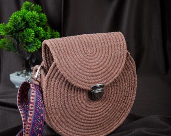 Handgefertigte Häkeltasche Umhängetasche: Braune Boho Handtasche mit Ethno Schultergurt