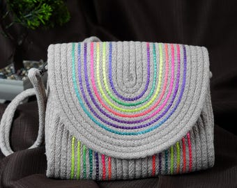Borsa a tracolla arcobaleno fatta a mano all'uncinetto: borsa da festival boho