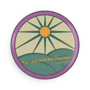 Könnte beinhalten: Runder Button mit einem Design mit Sonnenstrahlen, grünen Hügeln und dem Text "For I was blind but now I see" aus Johannes 9:25. Der Button hat einen rosa Rand und einen cremefarbenen Hintergrund.